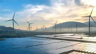 Energ&iacute;as renovables e&oacute;lica y solar - Foto de Quang Nguyen Vinh de Pexels (Canva)