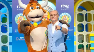 La vaca del Grand Prix junto a Ram&oacute;n Garc&iacute;a | Fotograf&iacute;a de RTVE