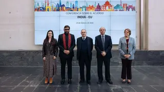 Laura Jarillo, Subdtra. bilateral SEC; Jayant N. Khobragade, embajador India en Espa&ntilde;a; JL Bonet, pte. CE; Daniel Calleja, dtor. Representaci&oacute;n CE Espa&ntilde;a; Inmacula Riera,dtra. CE - Foto de la C&aacute;mara de Comercio de Espa&ntilde;a