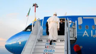 El papa Le&oacute;n XIV sube a un avi&oacute;n - Foto de Vatican Media