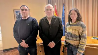 &Aacute;ngela Men&eacute;ndez, coordinadora nacional y de Asturias, junto a Reuni&oacute;n entre el vicepresidente de la C&aacute;mara de Comercio de Oviedo, Jos&eacute; Manuel Ferreira con Eduardo Cosmea, responsable de comunicaci&oacute;n de la plataforma - Foto de Plataforma 30N