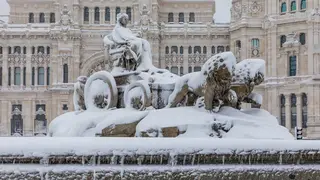 Imagen de la fuente de Cibeles nevada. / iStock
