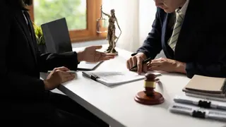 Abogado con cliente - Foto de Natee Meepian's Images