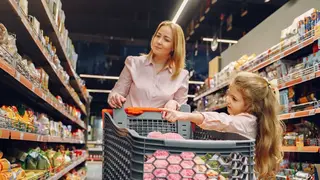 Familia haciendo la compra en supermercado - Foto de Gustavo Fring de Pexels