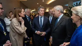 Alberto N&uacute;&ntilde;ez Feij&oacute;o conversa con Roberta Metsola, Antonio Tajani y Ursula von der Leyen | Foto de PP/Diego Puerta