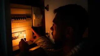 Hombre revisando electricidad en su domicilio tras apag&oacute;n - Foto de Daria Kulkova de Getty Images