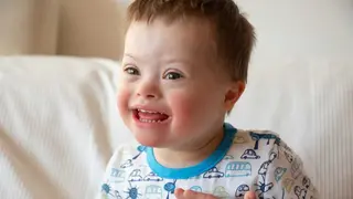 Ni&ntilde;o con s&iacute;ndrome de Down - Foto de Tatiana Dyuvbanova