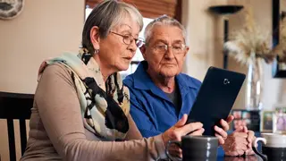 Pareja mirando la tablet seguramente - Foto de southworks