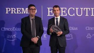 Premio Ejecutivo del Ibex 35 del a&ntilde;o 2026. Ricardo de Querol entrega el premio a &Aacute;ngel Escribano. Presidente ejecutivo de Indra Group. Foto: Santi Burgos