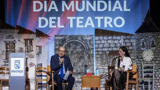 Fern&aacute;ndez en la conmemoraci&oacute;n del D&iacute;a Mundial del Teatro junto a la actriz Diana Navarro - Foto Ayuntamiento de Madrid