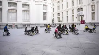 Personas jugando al baloncesto en silla de ruedas. Imagen de archivo