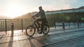 Hombre en una bicicleta el&eacute;ctrica - Foto de Dali Images @dalida-elmalkis-images