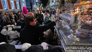 Almeida presidiendo el primer acto de veneraci&oacute;n al Lignum Crucis en Madrid, en la noche del Viernes Santo en la Puerta del Sol