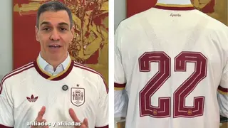 Pedro S&aacute;nchez en el v&iacute;deo publicado en redes sociales con la camiseta de la Selecci&oacute;n Espa&ntilde;ola de F&uacute;tbol para celebrar los 22 millones de afiliados a la Seguridad Social