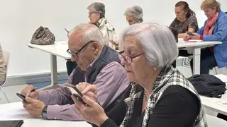 Participantes de las sesiones formativas sobre digitalizaci&oacute;n e inteligencia artificial para personas mayores - Foto Ayuntamiento de Madrid