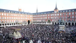 Procesi&oacute;n del Jueves Santo en la plaza Mayor
