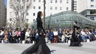 Modelos desfilando en la inauguraci&oacute;n de la Semana de la Moda de marzo de 2026, en la plaza de Espa&ntilde;a