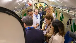 La comitiva de la NASA y expertos canarios en la c&aacute;mara hiperb&aacute;rica - Foto de Gobierno Canarias
