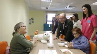 Fern&aacute;ndez y Taboada visitan un centro de d&iacute;a municipal que ha incorporado el robot terap&eacute;utico Nuka - Foto Ayuntamiento de Madrid