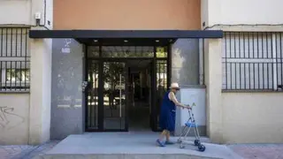 Ciudadana saliendo de portal accesible gracias al Plan Adapta - Imagen archivo Ayuntamiento de Madrid