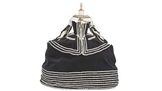 Maniquí con reproducción del traje de Mariana de Austria en 1652