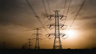 "Siluetas de majestuosas l&iacute;neas el&eacute;ctricas contra el atardecer" - Foto de Muneeb Khan de Pexels