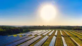 Granja solar en d&iacute;a soledado - Foto de Tom Fisk de Pexels