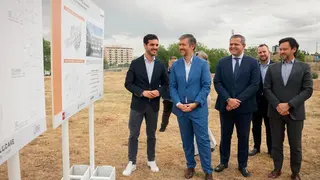 Los consejeros Miguel &Aacute;ngel Garc&iacute;a Mart&iacute;n y Jorge Rodrigo, en Torrej&oacute;n de Ardoz - Foto Comunidad de Madrid