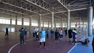 Fuenlabrada entrega las nuevas equipaciones al equipo de f&uacute;tbol &lsquo;Imparables&rsquo; de la Liga Genuine - Foto del Ayuntamiento de Fuenlabrada