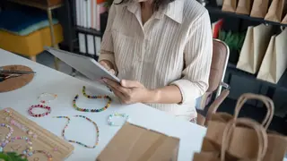 Mujer, due&ntilde;a de negocio, gestiona pedidos de comercio electr&oacute;nico en l&iacute;nea - Foto de  charliepix
