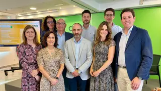 El presidente del COFM, Manuel Mart&iacute;nez del Peral; el vocal de Docencia e Investigaci&oacute;n, Ignacio Padrino; y la vocal de Industria del COFM, Mar&iacute;a Gonz&aacute;lez, junto con representantes de la Agencia Espa&ntilde;ola de Medicamentos y Productos Sanitarios, de la industria farmac&eacute;utica, hospitales, CROs y otros expertos del sector, durante el acto conmemorativo del 40 edici&oacute;n del Posgrado de Monitorizaci&oacute;n de Ensayos Cl&iacute;nicos - Foto del COFM