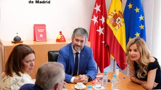 Reuni&oacute;n con la nueva presidenta de la Asociaci&oacute;n de V&iacute;ctimas del Terrorismo - Foto Comunidad de Madrid
