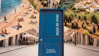 &iquest;Qu&eacute; propone 'Turismo que Suma'? Las medidas y ejes del sector para blindar la convivencia - Imagen de la campa&ntilde;a 'Aqu&iacute; se vive' de Exceltur sobre 'Turismo que Suma'
