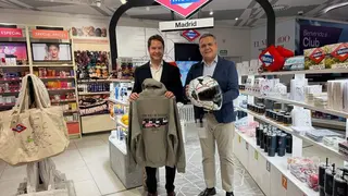El consejero Rodrigo, en la nueva tienda de Metro en la Terminal 4 del Aeropuerto  Adolfo Su&aacute;rez Madrid-Barajas - Foto Comunidad de Madrid