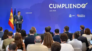 El presidente del Gobierno, Pedro S&aacute;nchez, durante su intervenci&oacute;n para hacer balance del curso pol&iacute;tico y presentar el informe Cumpliendo. | Pool Moncloa/Borja Puig de la Bellacasa. La Moncloa, Madrid - 28.7.2025