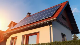 Casa con paneles solares y sistema de energ&iacute;a solar - Foto de Charliepix