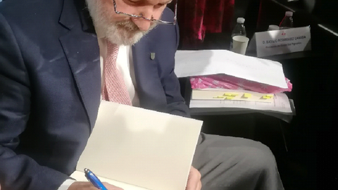 Rafael Rodríguez-Ponga firmando su libro en el Instituto Cervantes de Madrid (25-09-2023) - Foto Magadeleal