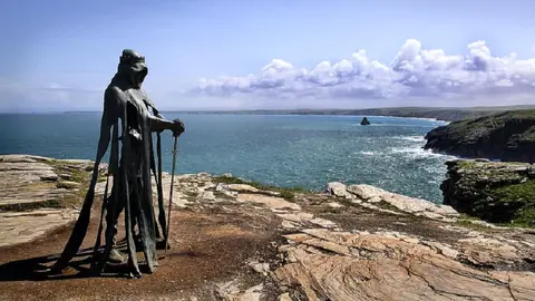 EL REY ARTURO MODELO DE DIRIGENTE POLÍTICO