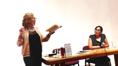 María Antonia García de León recitando. Presentadora del Acto, Grisel Estrada, profesora de la UAM y escritora (15-11-2023)