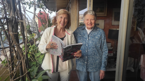 María Antonia García de León y Angelina Muñiz, viendo la revista TSN