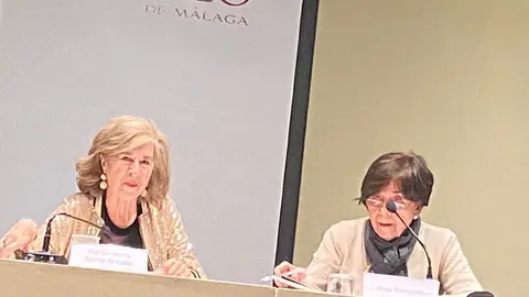 Rosa Romojaro, directora del aula de poesía del Ateneo de Málaga, premio de las letras andaluzas “Elio Antonio de Nebrija”, y la poeta María Antonia García de León.
