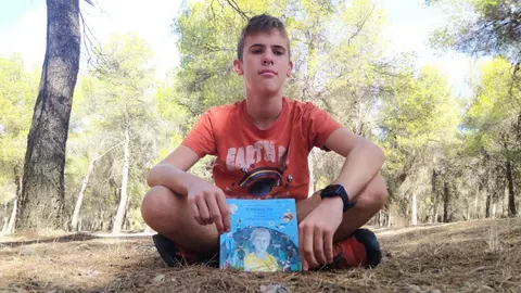 Sergio Gómez, con su libro - Foto cedida por David Gómez