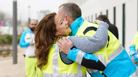 Dos empleados del Summa 112 se saludan con un abrazo - Foto de la Comunidad de Madrid
