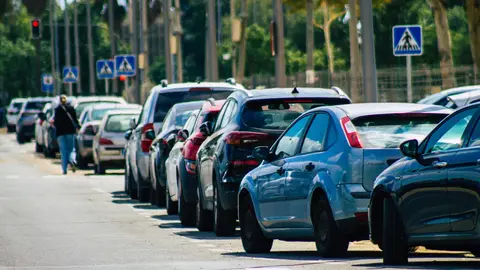 Fila de vehículos en Sevilla - Foto de 123RF/José María Hernández