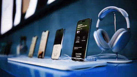 Teléfonos en un expositor - Foto de 123rf/adrianhancu