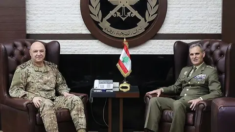 Aroldo Lázaro reunido con el comandante del Ejército libanés, general Aoun