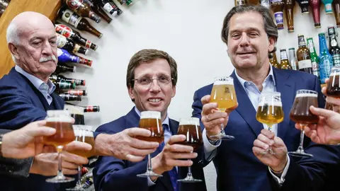 Almeida durante la visita a Cerveceros Españoles - Foto de Ayuntamiento de Madrid