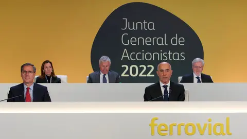 El presidente y el consejero delegado de Ferrovial, Rafael del Pino e Ignacio Madridejos, durante una junta de accionistas - Foto de Ferrovial