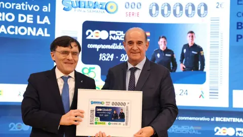 Alberto Durán y Francisco Pardo mostrando el cupón - Foto Jorge Villa