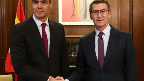 El presidente del Gobierno, Pedro Sánchez, y el del PP, Alberto Núñez Feijóo, estrechando la mano el día que alcanzaron el acuerdo - Foto del PP
